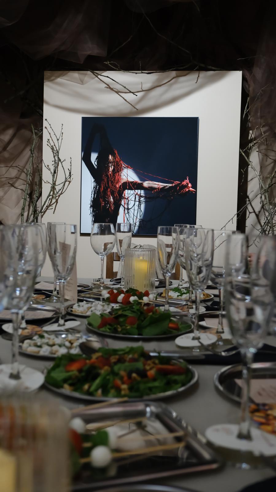 Sanat yerleştirmesi önünde kurulan Muka sofrası