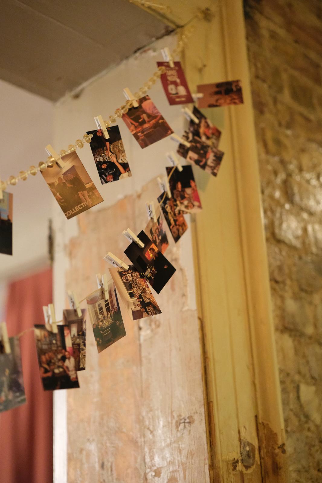 Muka buluşmalarından fotoğraflarla oluşturulan anı duvarı